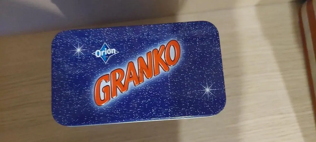 Ošoupaná stará dóza vedle dalších sběratelských předmětů