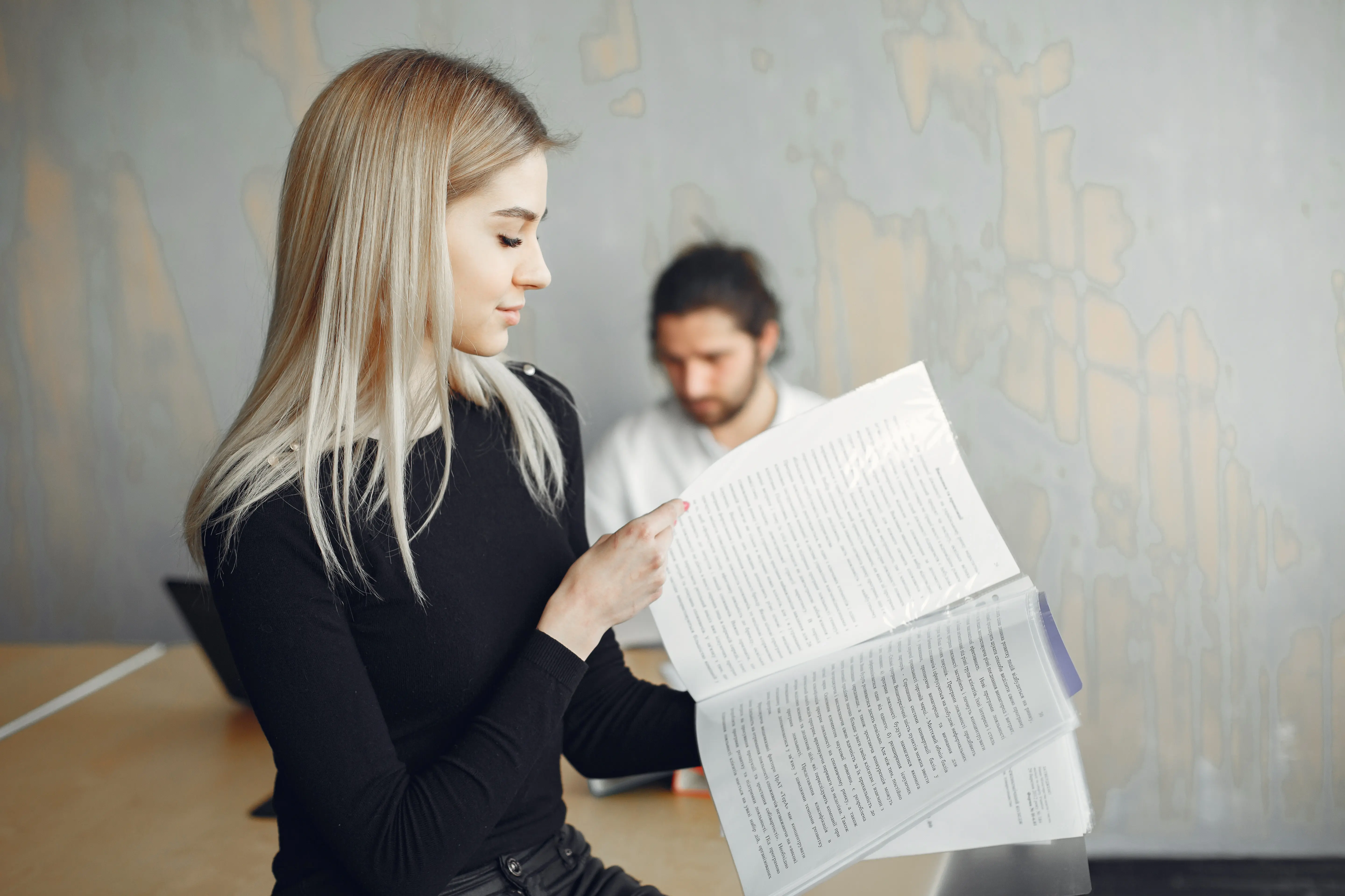 Žena držící dopis z úřadu a peněženku