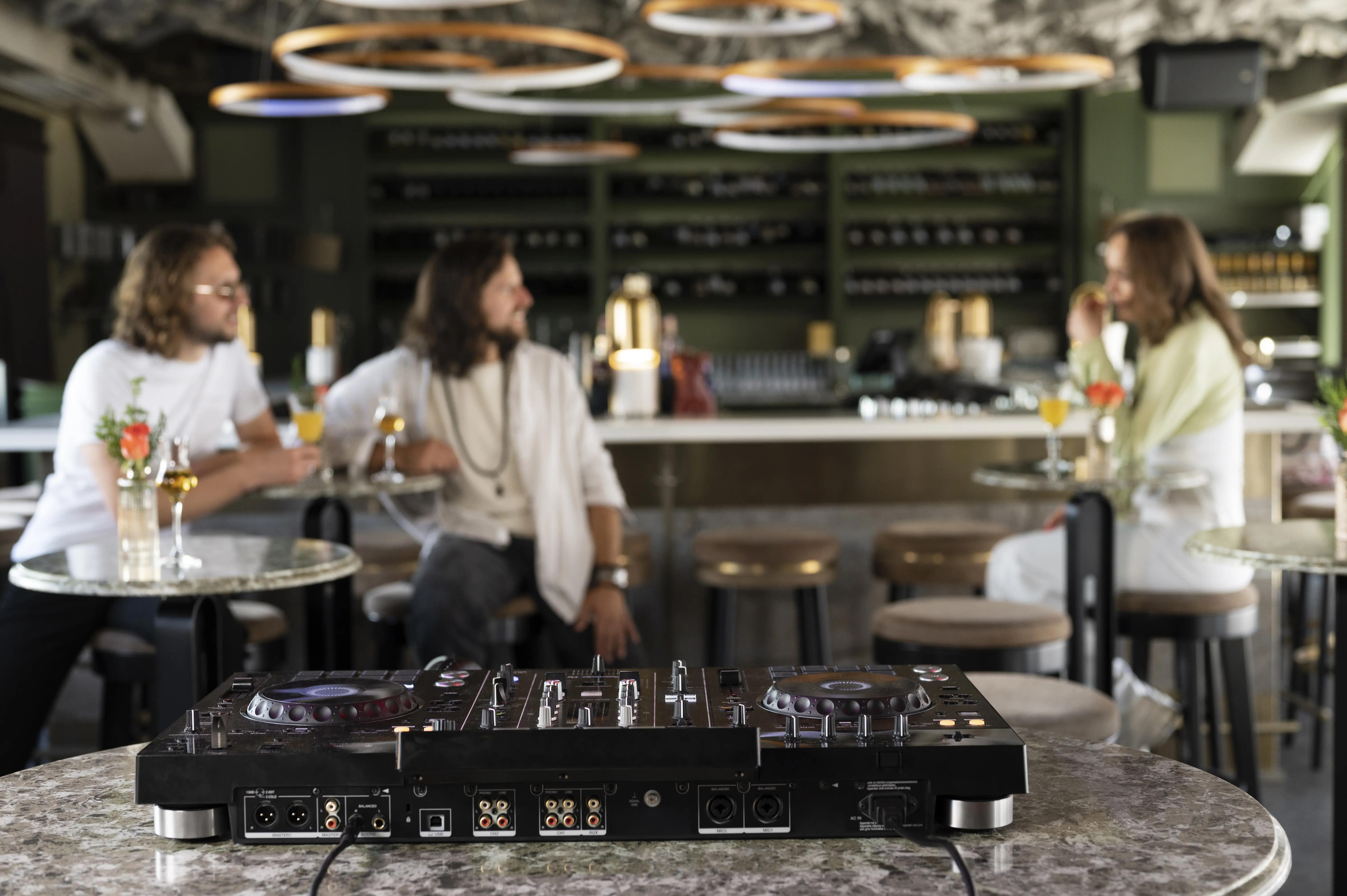 Interiér restaurace s kontroverzním menu odkazujícím na Donalda Trumpa