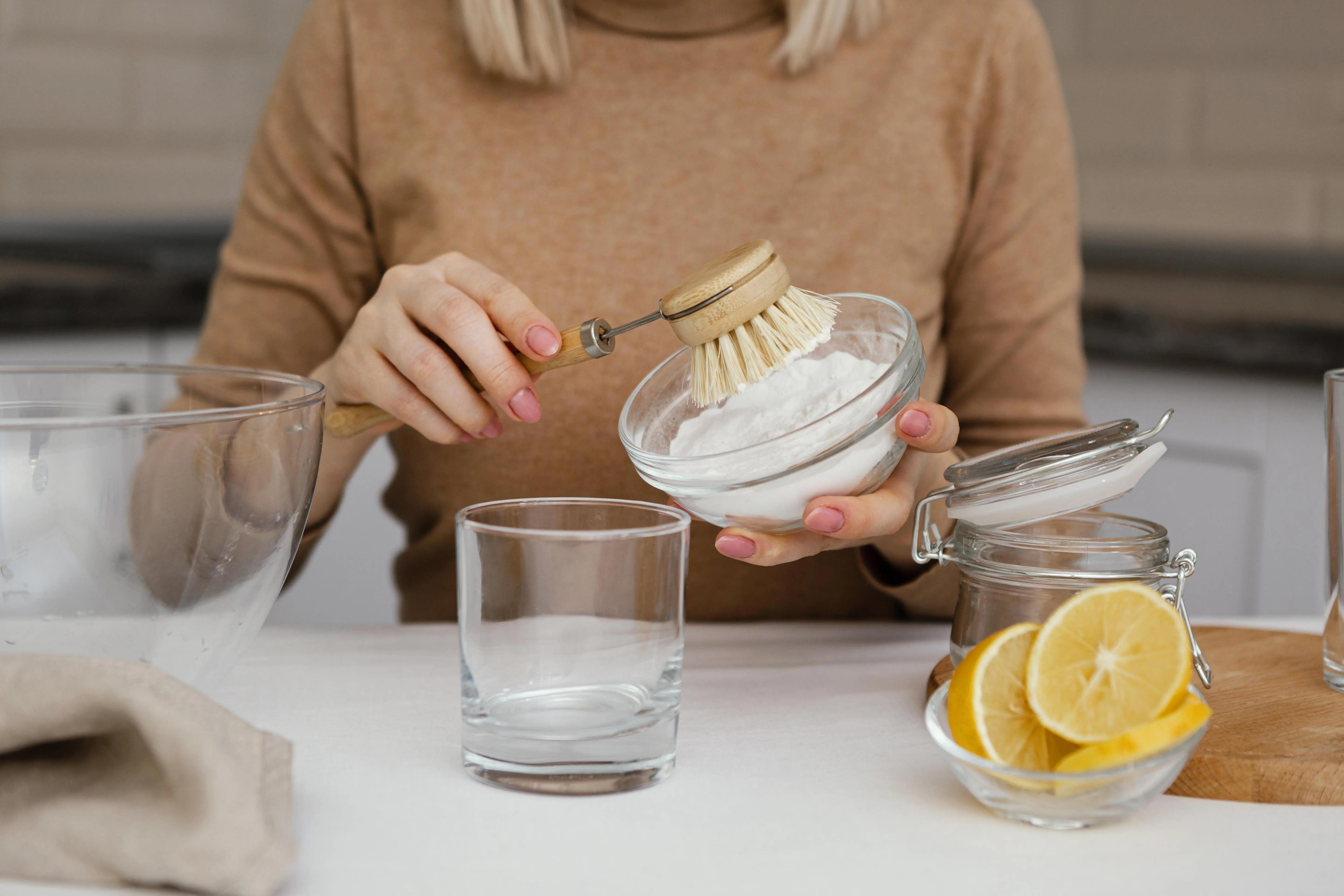 Čištění oken stěrkou a domácím roztokem bez šmouh