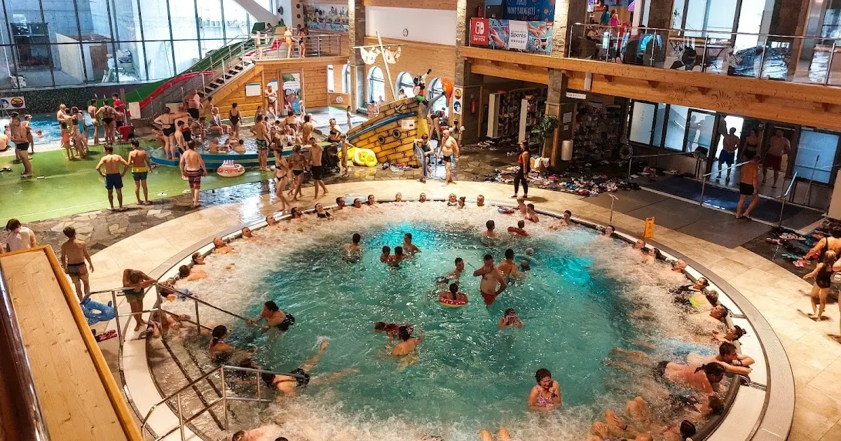 Osvětlený venkovní bazén v noci v Chochołowských termách