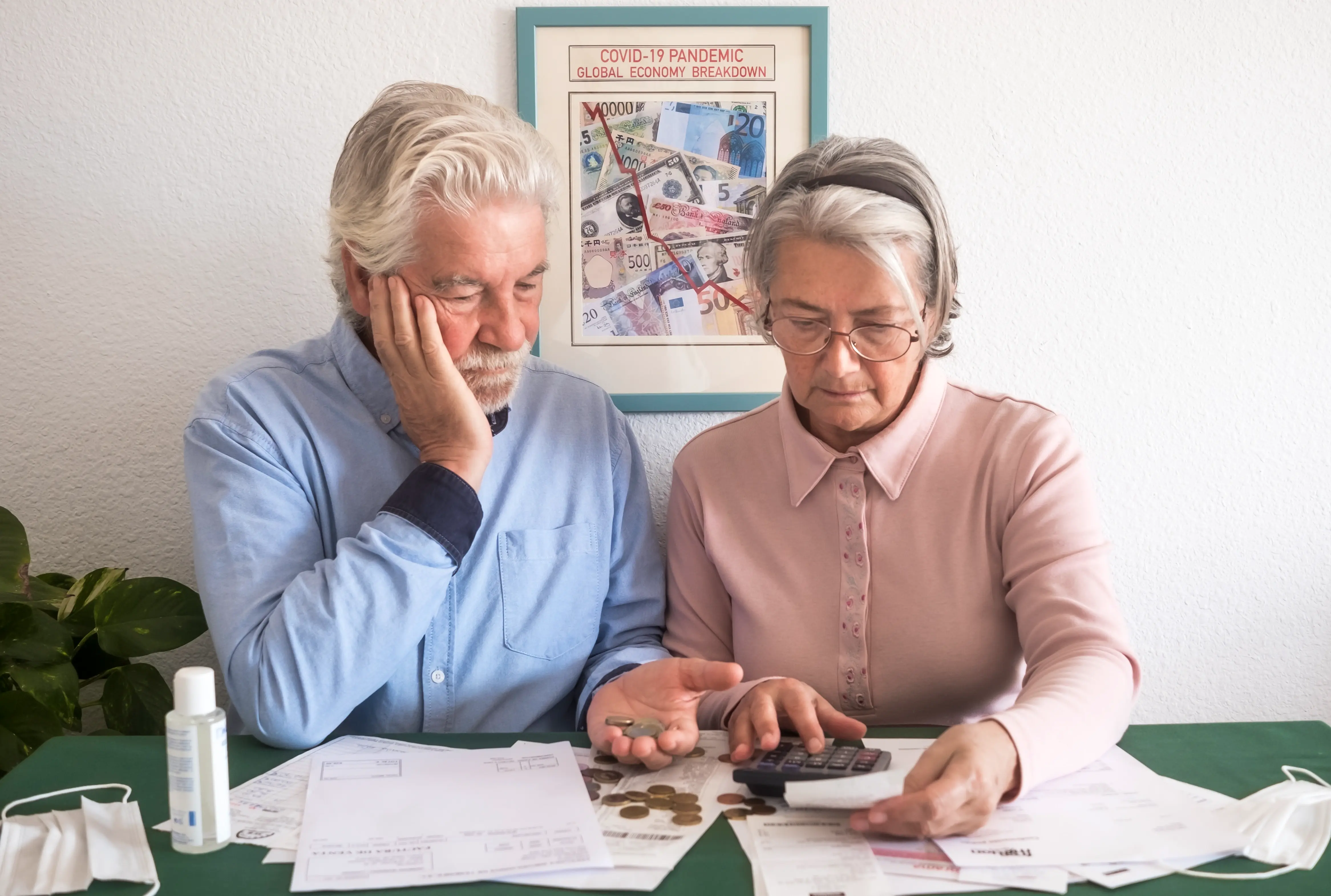 Starší muž čte informace na letáku o sociální pomoci