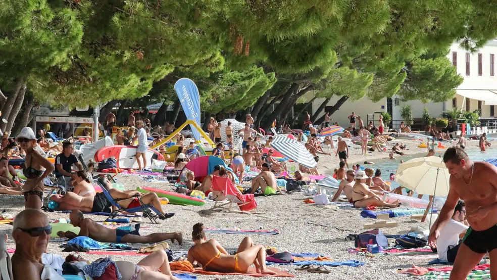 Letní dovolená se mění v noční můru. Slavná destinace, kam mířily tisíce Čechů, už letos nepřivítá ani jednoho z nás. Zjistěte, co za tím opravdu stojí a kam letos vyrazit místo toho.