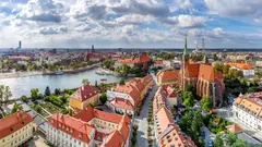 Kamenné ulice a historické budovy v centru města