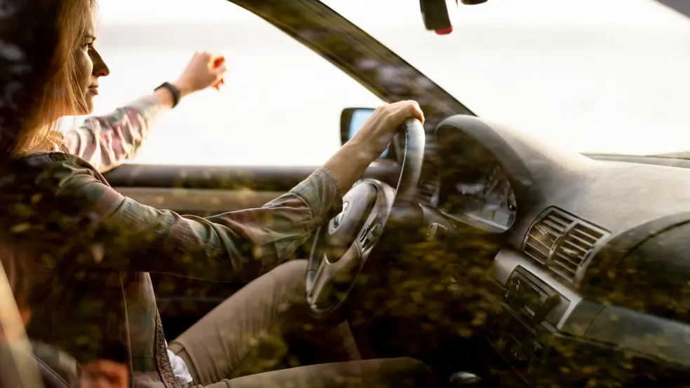 Automobil s rozsvíceným směrovým světlem při jízdě v městském provozu