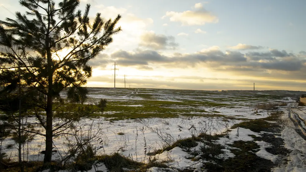 Zasněžená ulice s ledem a silným mrazem