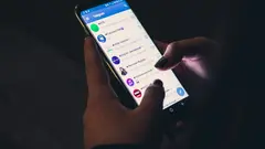 Uživatel prohlížející zprávy v aplikaci Telegram na smartphonu.