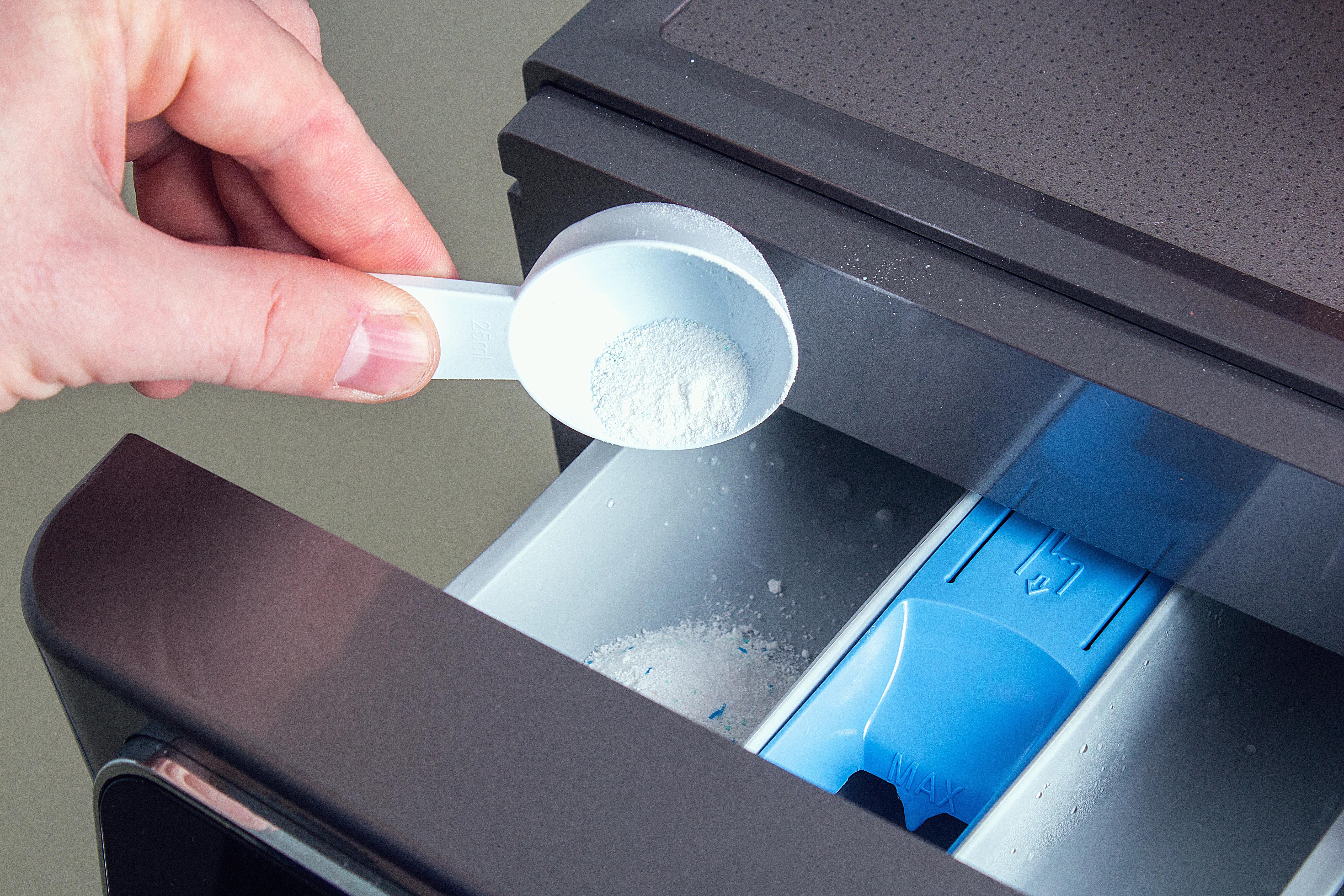 Různé značky pracích prášků vystavené vedle sebe