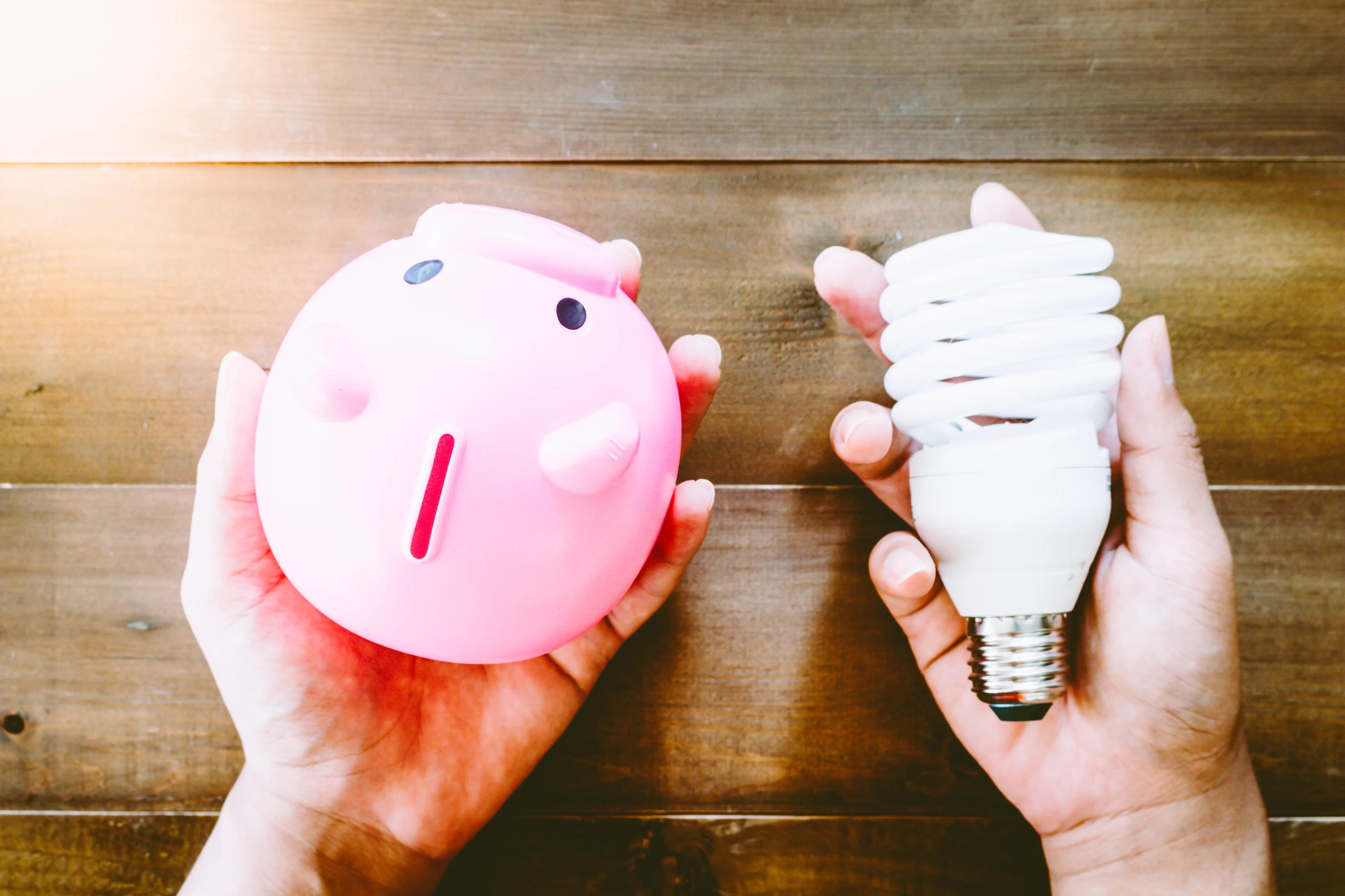 Ruka upravující termostat na nižší teplotu