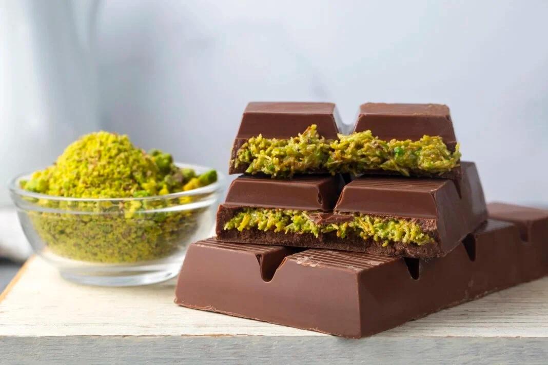 Ručně vyráběná čokoláda z Dubaje s ořechy a zlatým zdobením