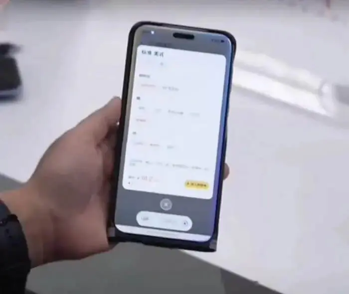 Ruka držící Honor Magic 7 s otevřenou obrazovkou aplikace