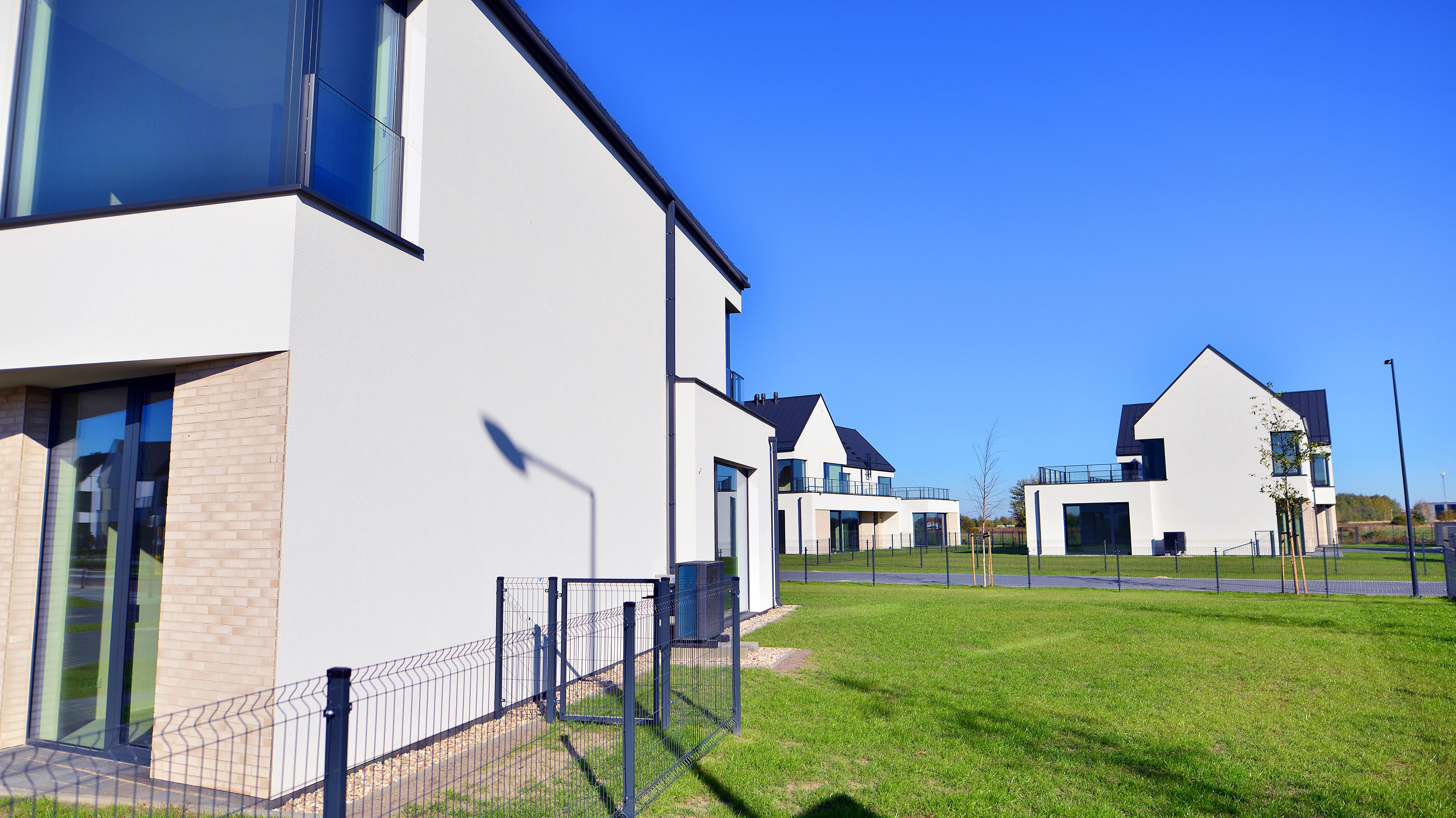 Žena vyplňuje žádost o dávky u kuchyňského stolu