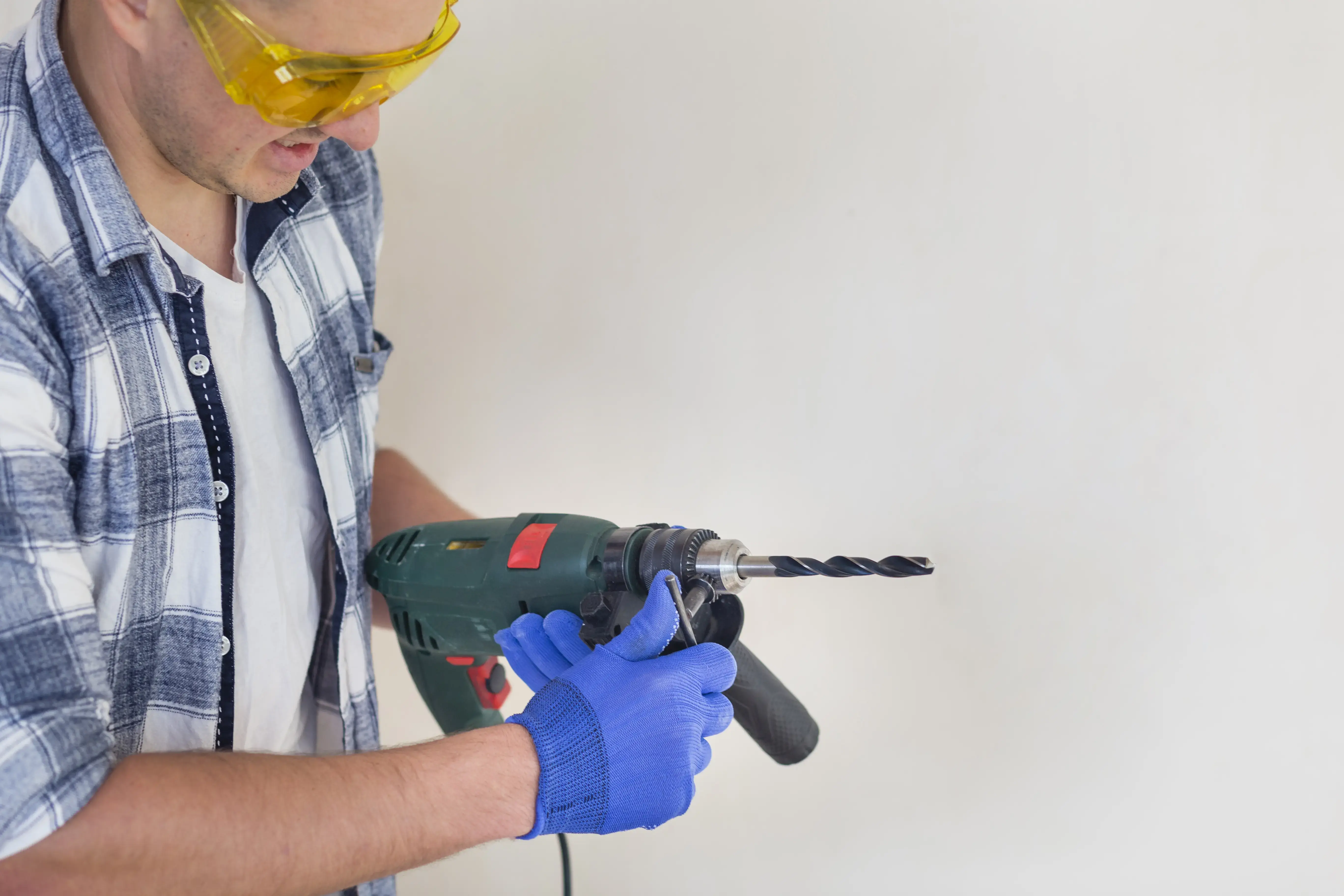 Detail aku vrtačky s nasazeným vrtákem připravené k použití