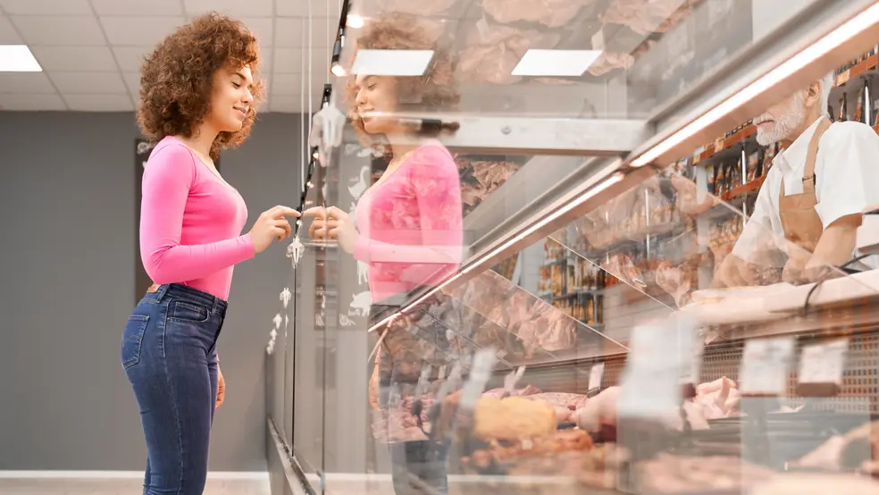 Balíček masa v chladicím boxu s varovným štítkem