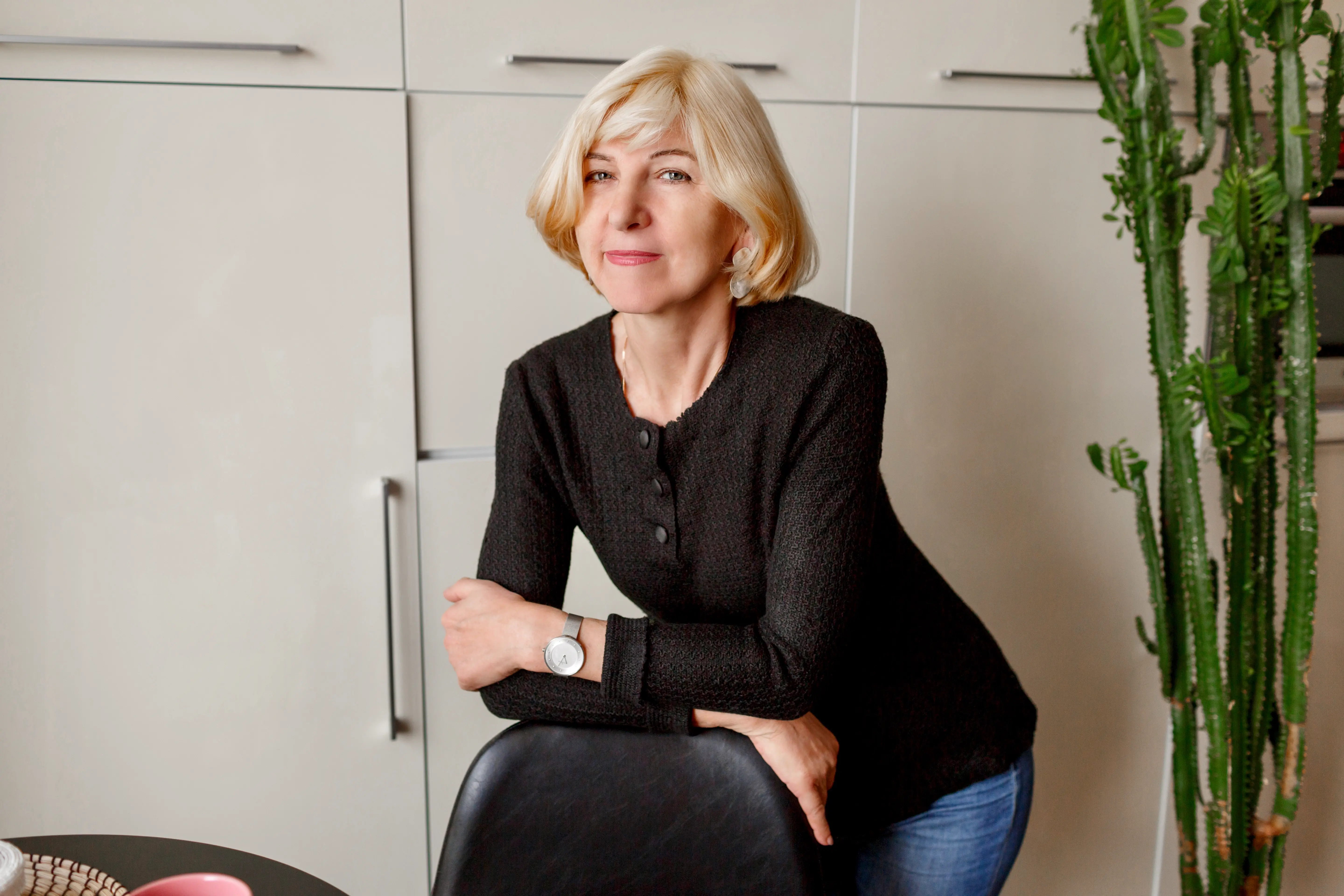 Detail bočního pohledu na ženu s asymetrickým mikádem