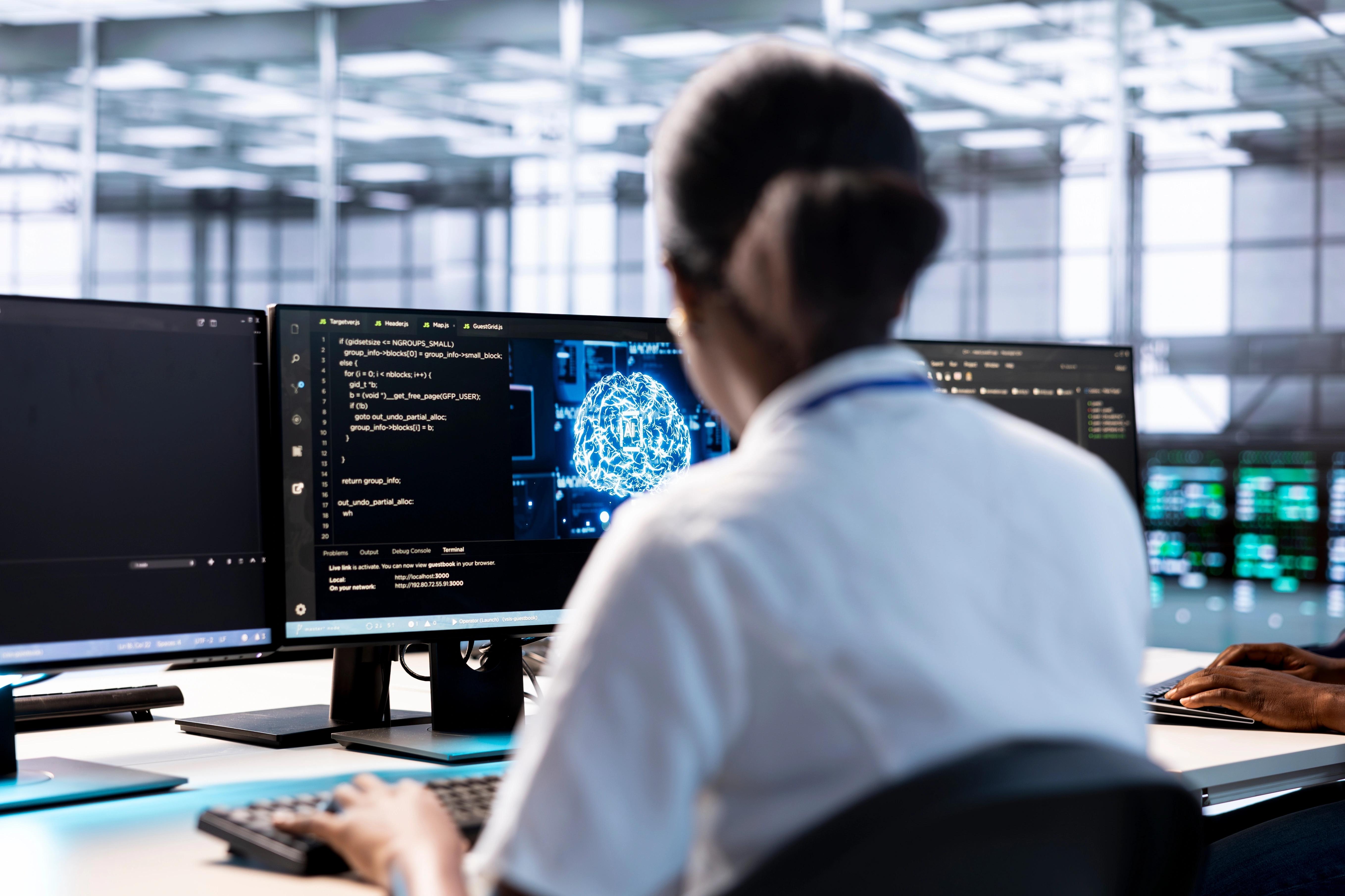 Tablet se spuštěnou aplikací Perplexity na pracovním stole