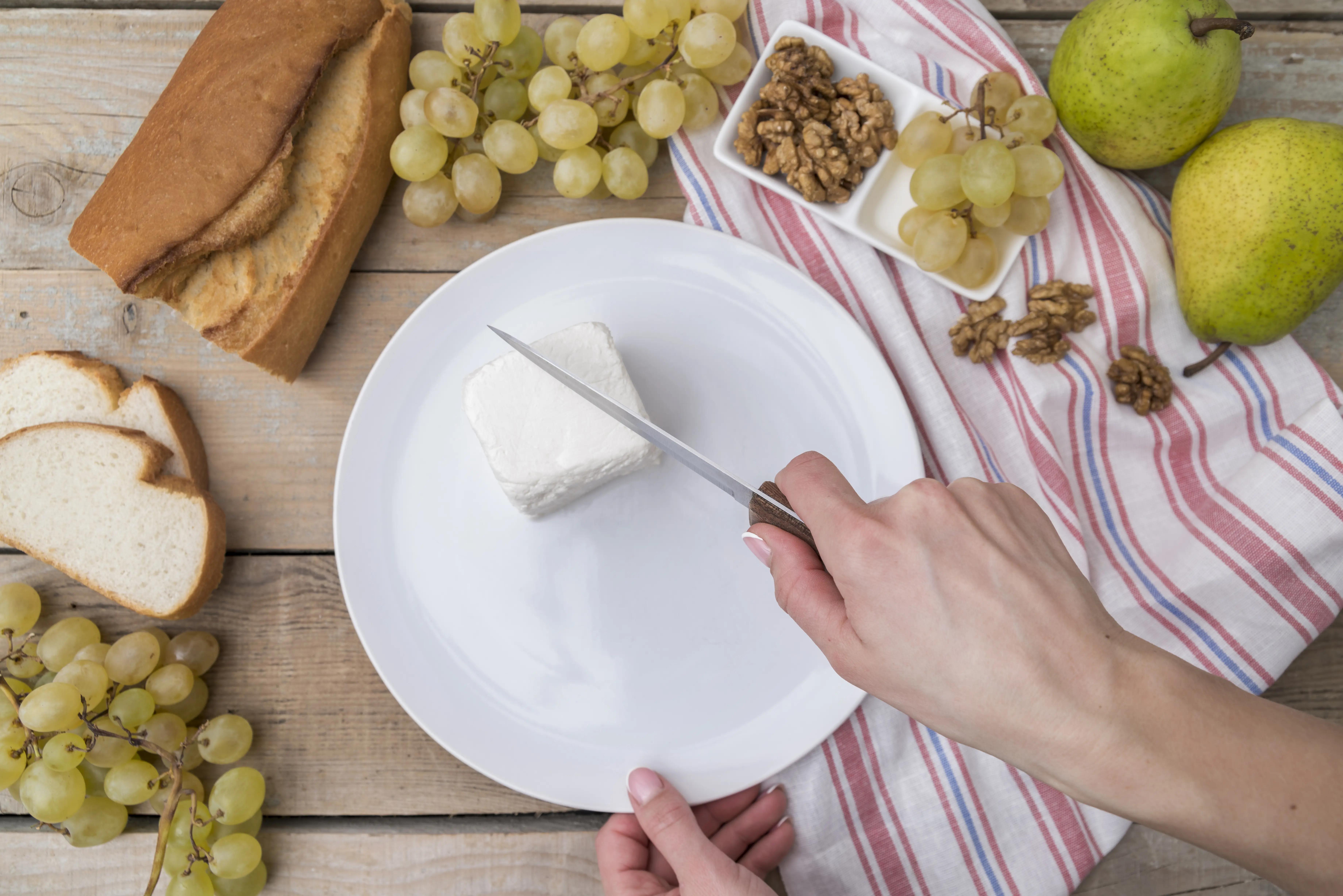 Miska jemné tvarohové pomazánky s pažitkou a čerstvým pečivem