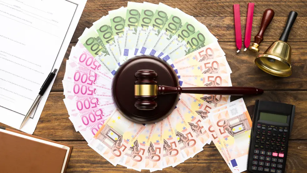 Pracovní smlouva a propiska na pracovním stole