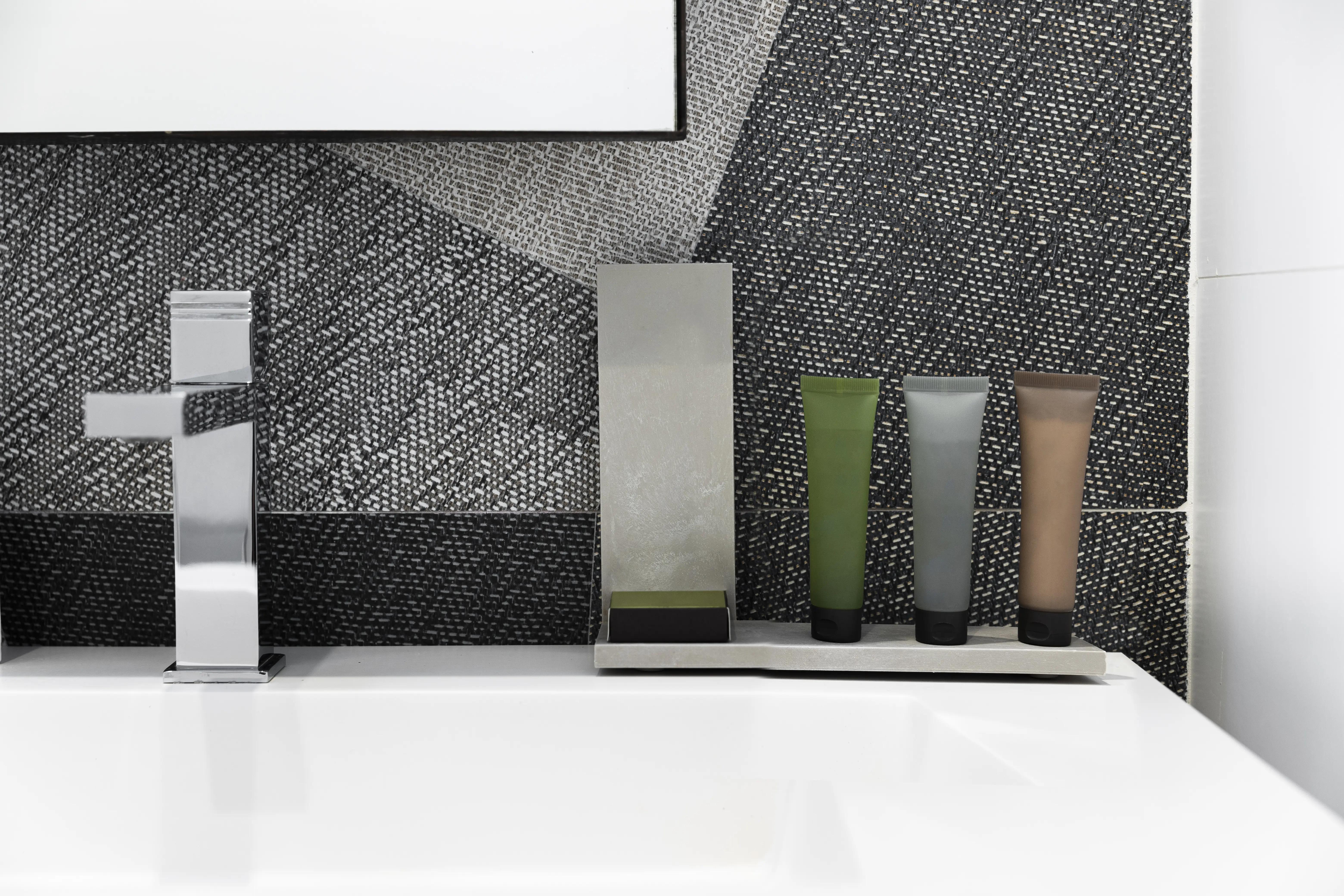 Modernizovaná koupelna s novými obklady na původním povrchu