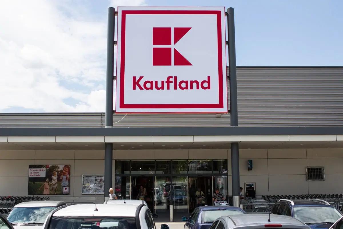 Otevřená paštika s nožem a krajícem chleba