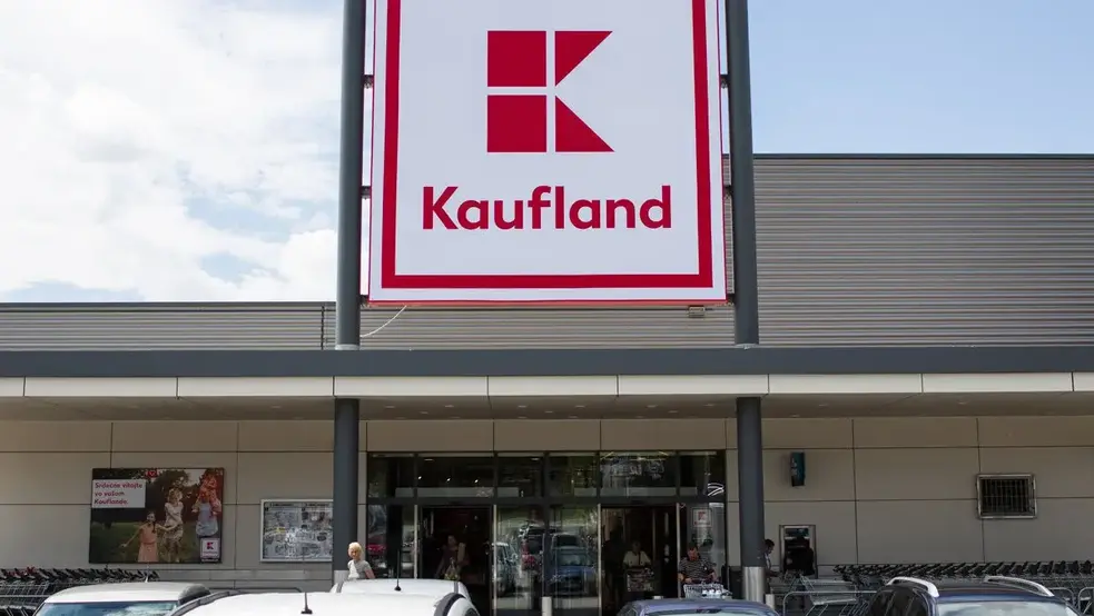 Otevřená paštika s nožem a krajícem chleba