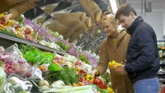 Cedule s nápisem „Zavřeno“ na dveřích supermarketu