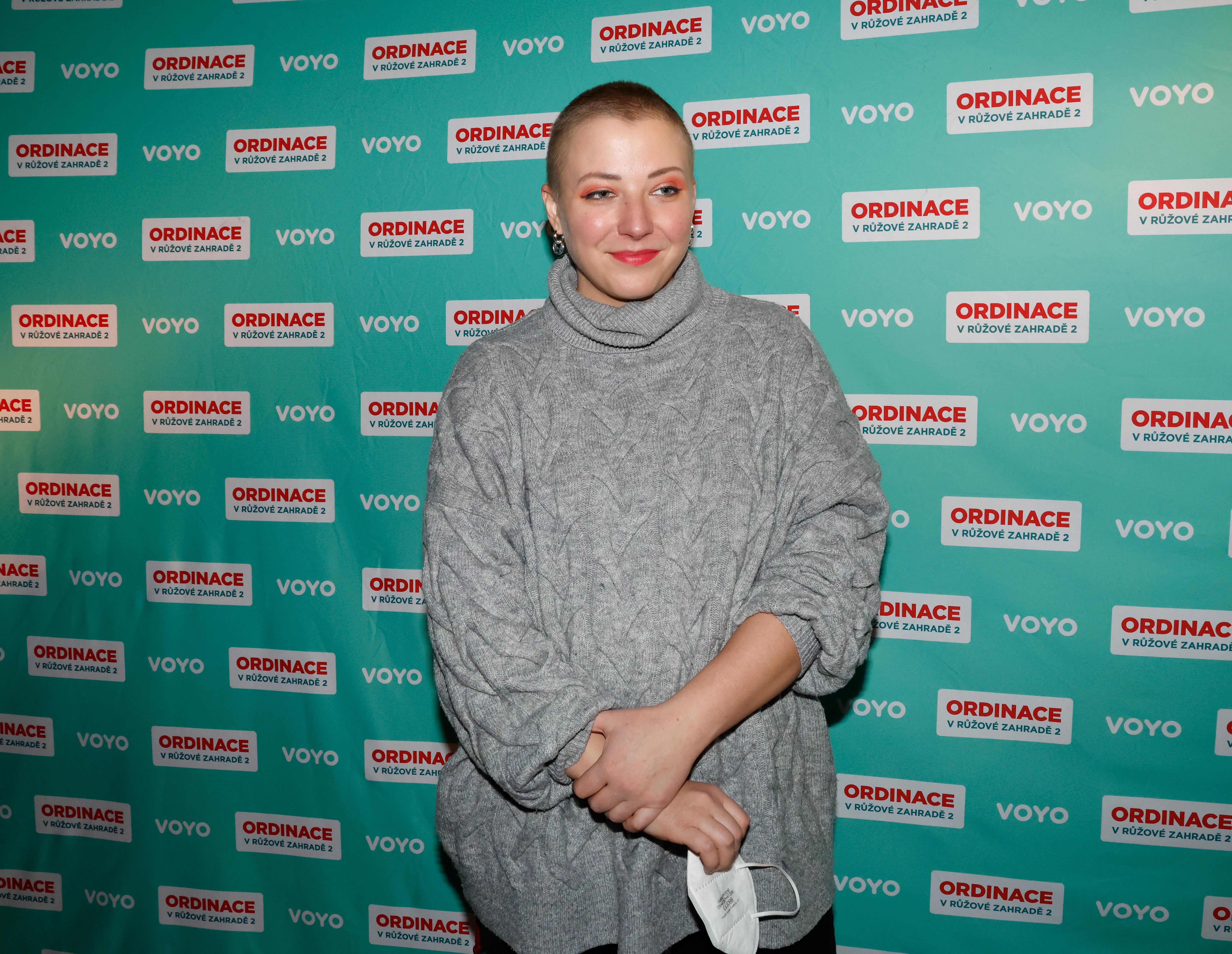 Portrét Aničky Julie Slováčkové se svíčkou v pozadí