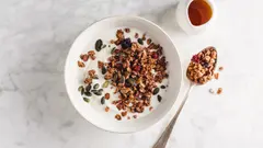 Čerstvě upečená domácí granola s ořechy a sušeným ovocem v misce