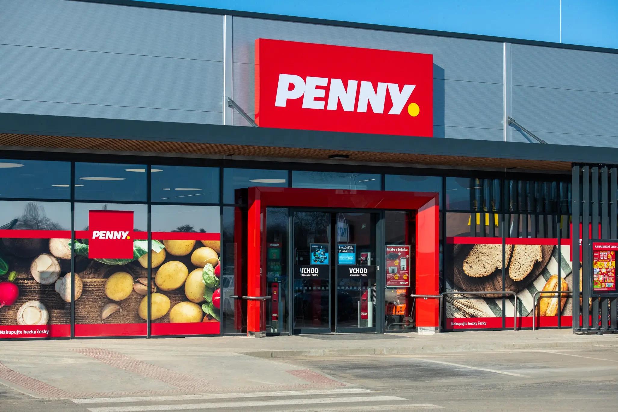 Různé druhy chipsů rozložené na stole pro testování