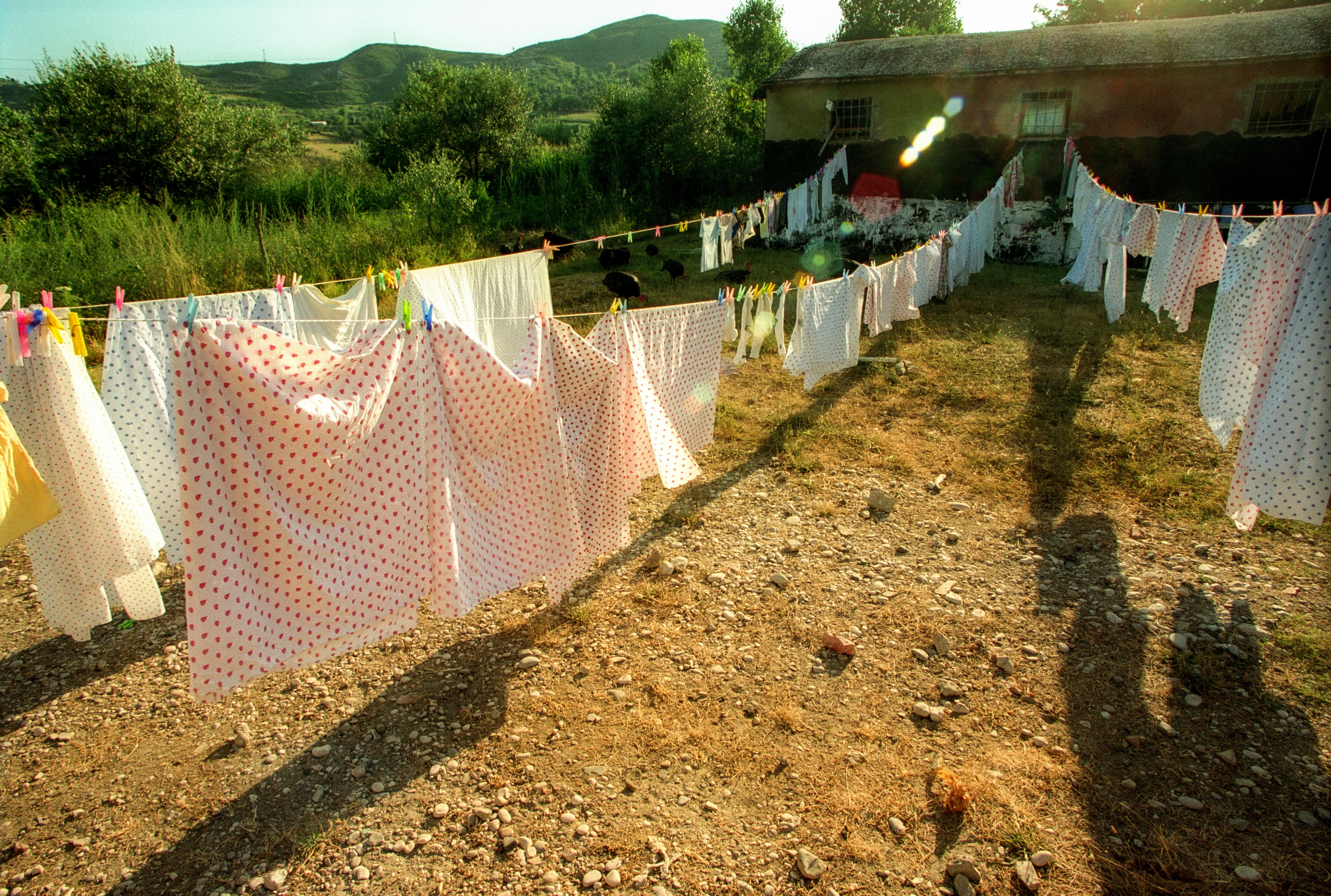 Dlouhá šňůra plná prádla sušícího se venku v letním dni