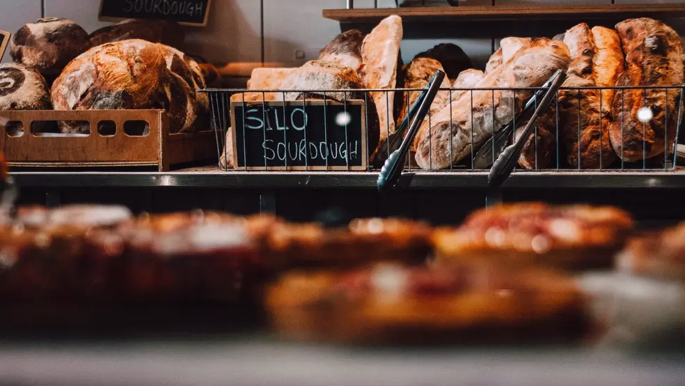 Prázdný regál na pečivo v supermarketu