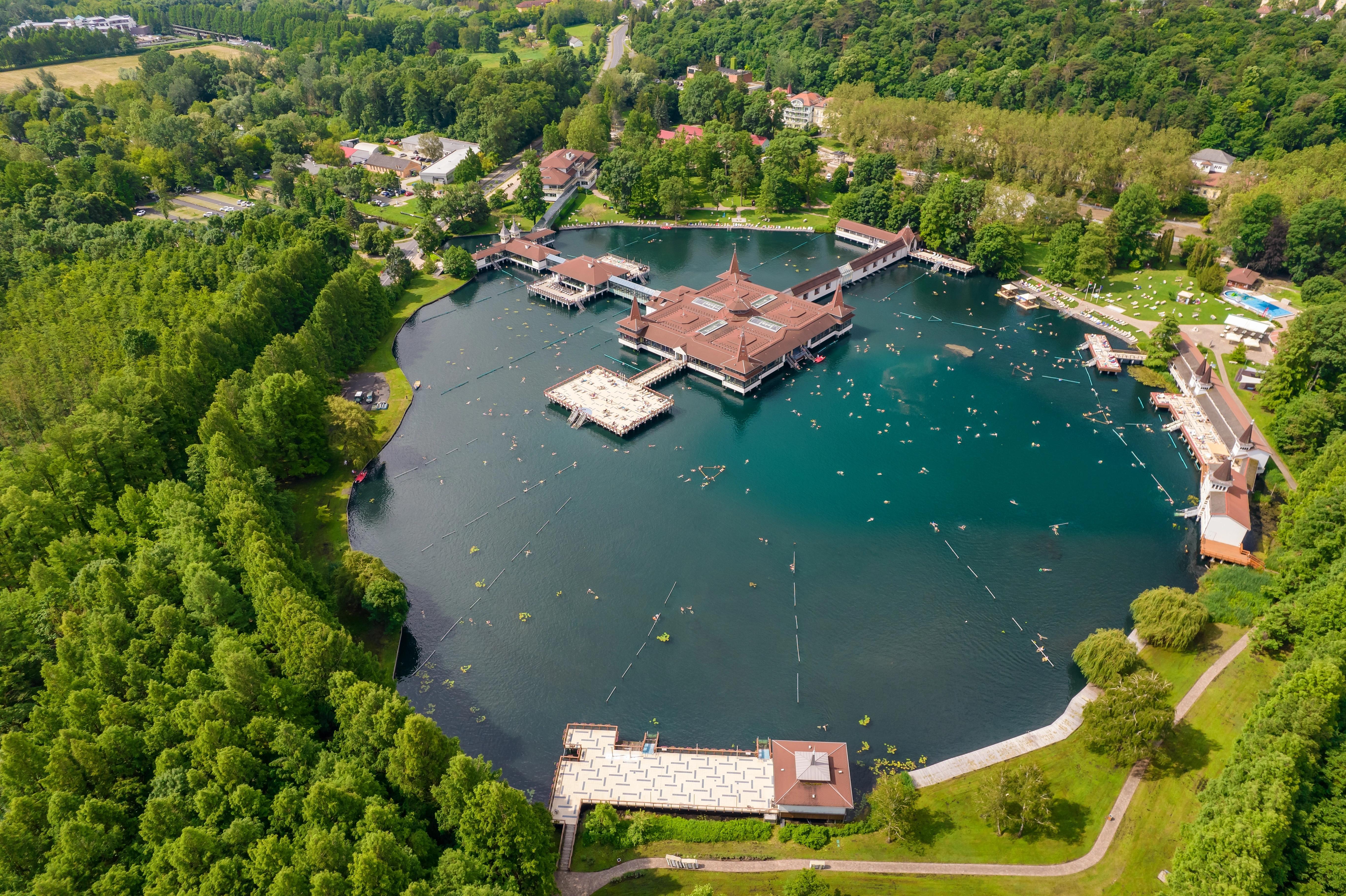 Voda tu má 35 stupňů po celý rok. Město s největším termálním jezerem láká tisíce lidí..
