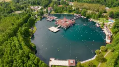 Voda tu má 35 stupňů po celý rok. Město s největším termálním jezerem láká tisíce lidí..