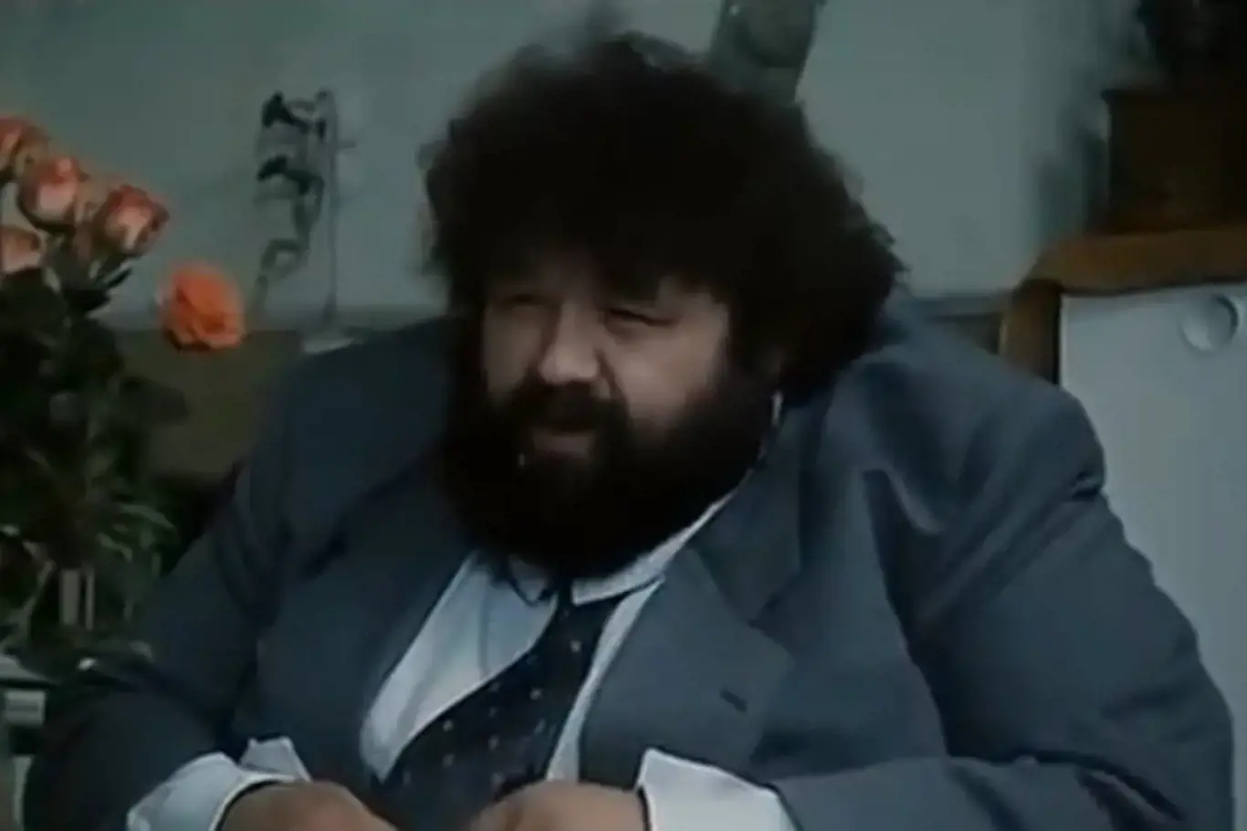 Jiří Růžička sedí u stolu během rozhovoru