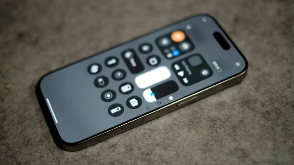 Phone 16 Pro zobrazující ovládací centrum iOS na obrazovce