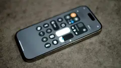 Phone 16 Pro zobrazující ovládací centrum iOS na obrazovce