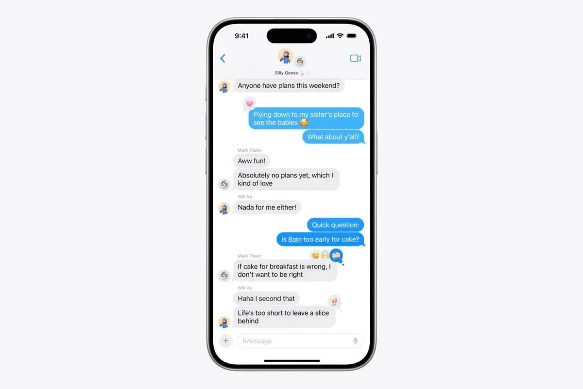 Vizualizace robotických hlav jako symbol umělé inteligence