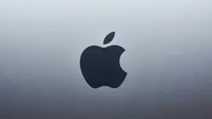 Černé logo Apple na stříbrném pozadí