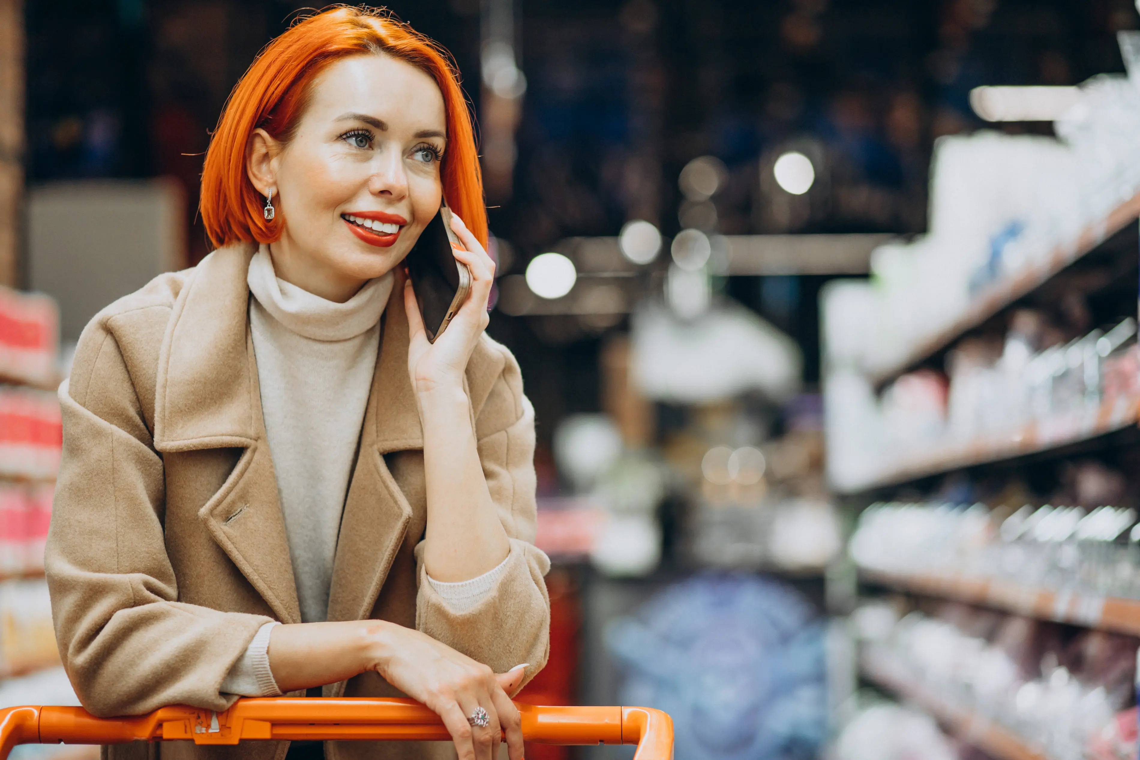 Žena držící jogurt Müller a zkoumající jeho cenu