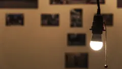 Závěsné světlo v moderním interiéru