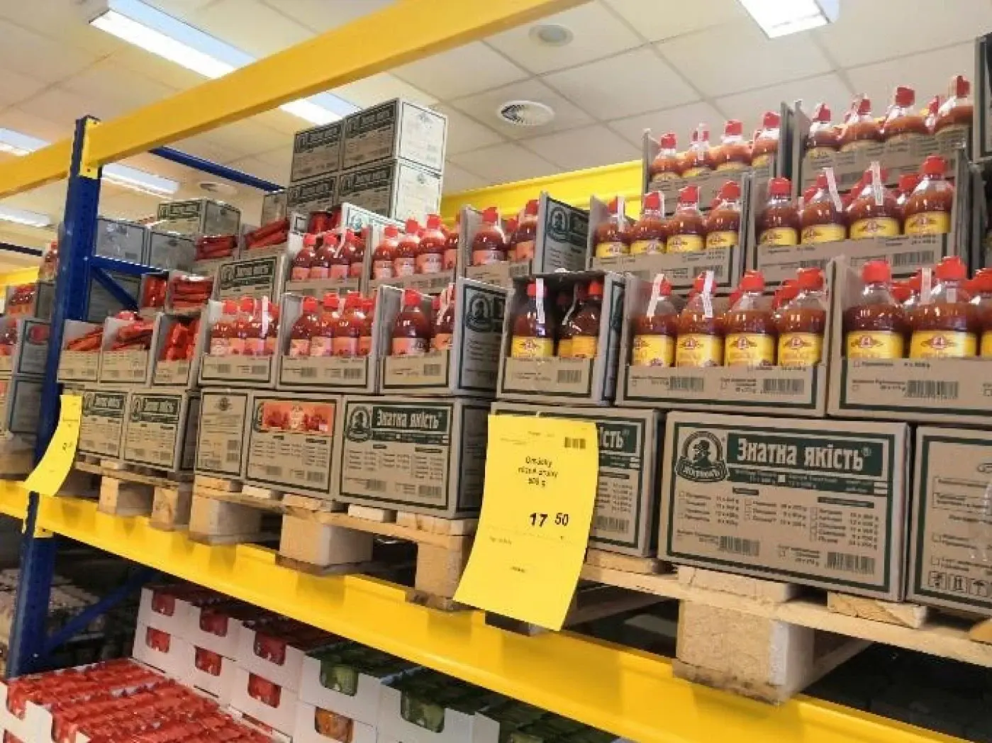 Regály s levným zbožím v obchodě MERE