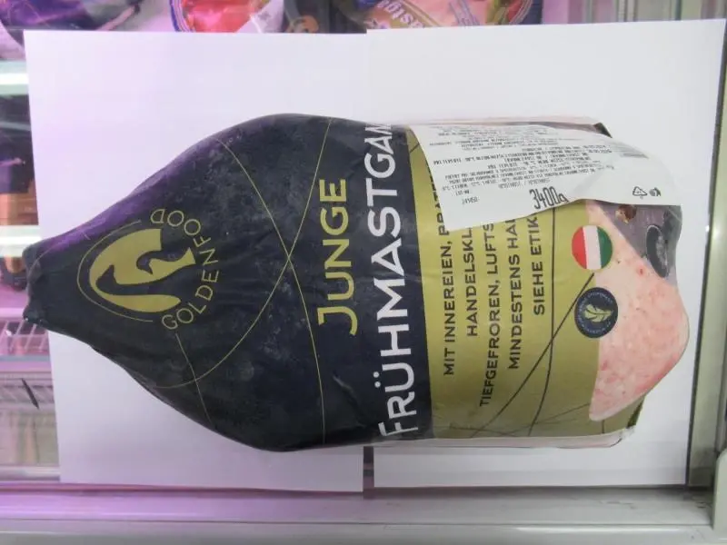 Čerstvé maso na tácku s červeným varovným symbolem