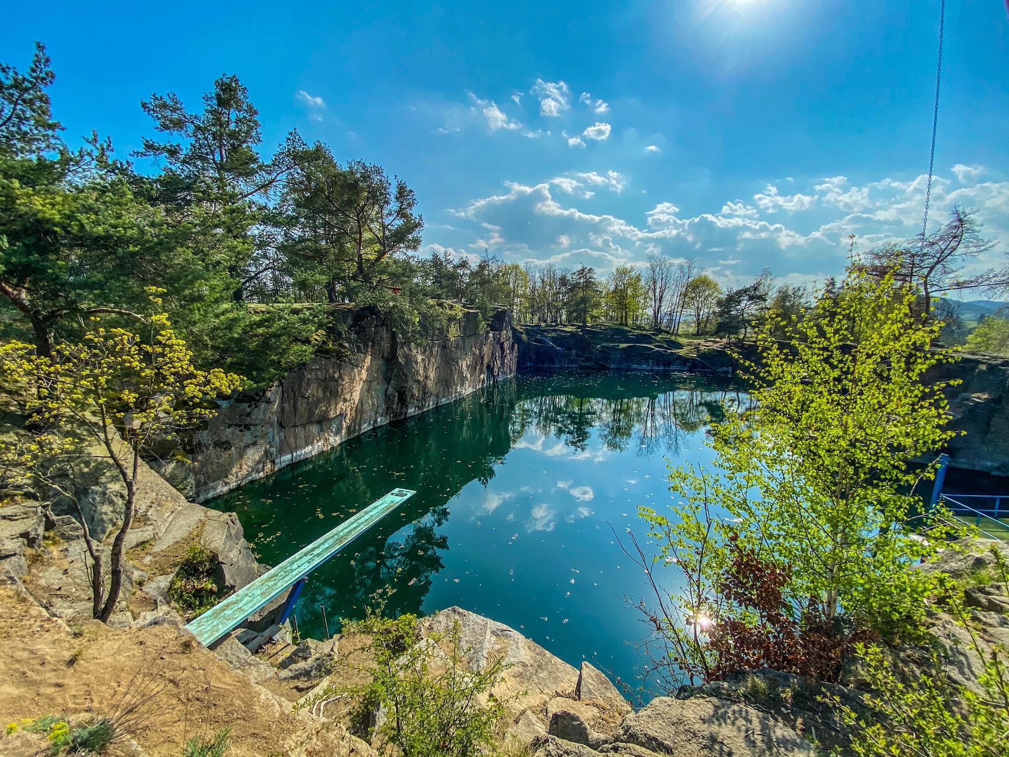 Z tajného vojenského prostoru je ráj pro koupání. Lom Hříměždice vás dostane atmosférou.