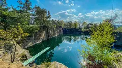 Z tajného vojenského prostoru je ráj pro koupání. Lom Hříměždice vás dostane atmosférou.