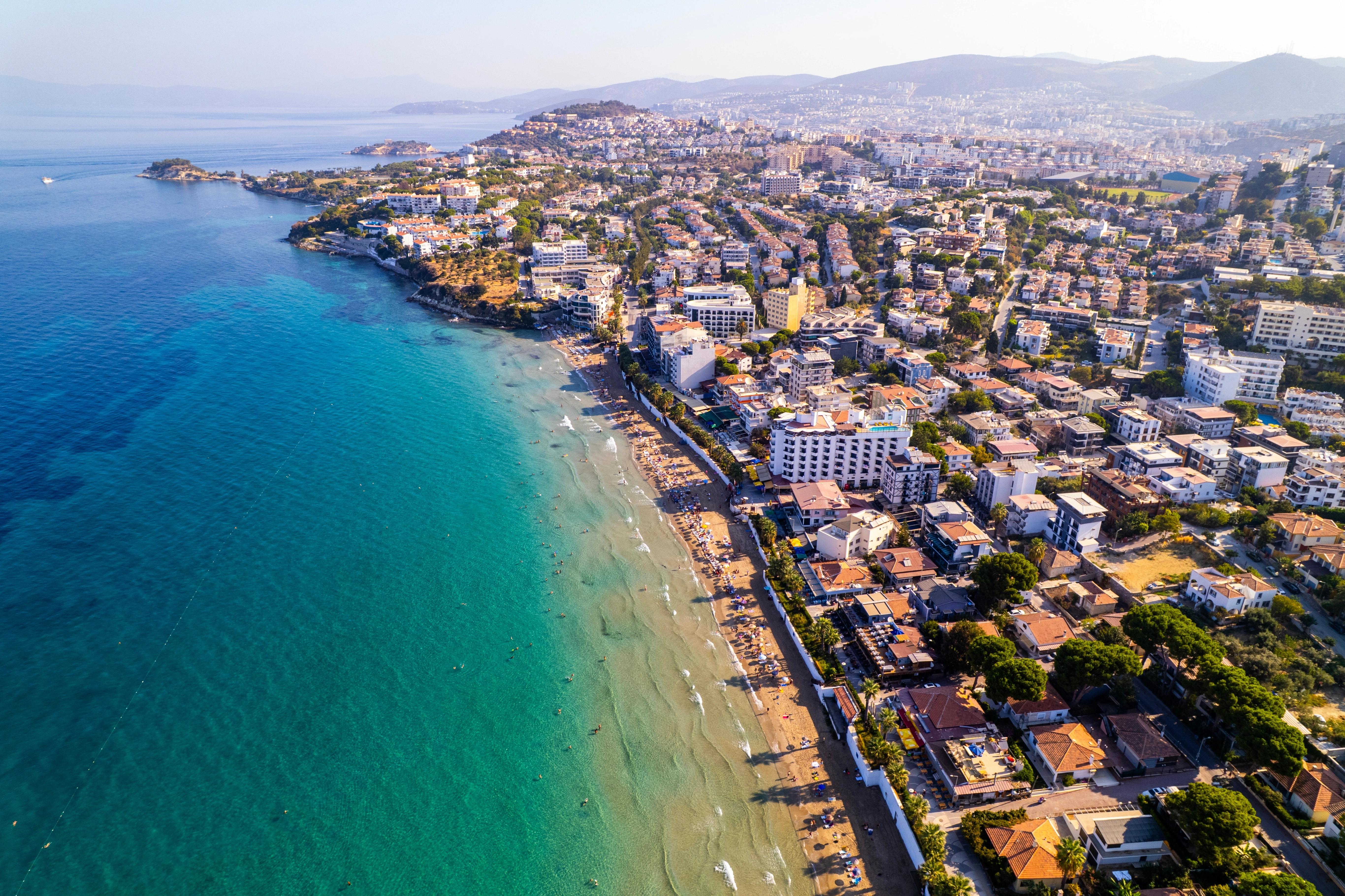 Pohled z výšky na přístav a pobřeží města Chania na řeckém ostrově Kréta.