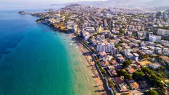 Pohled z výšky na přístav a pobřeží města Chania na řeckém ostrově Kréta.