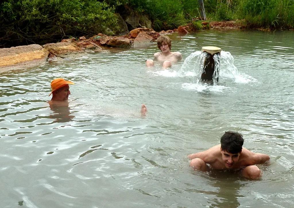 Termální jezírko Kalameny obklopené lesem.