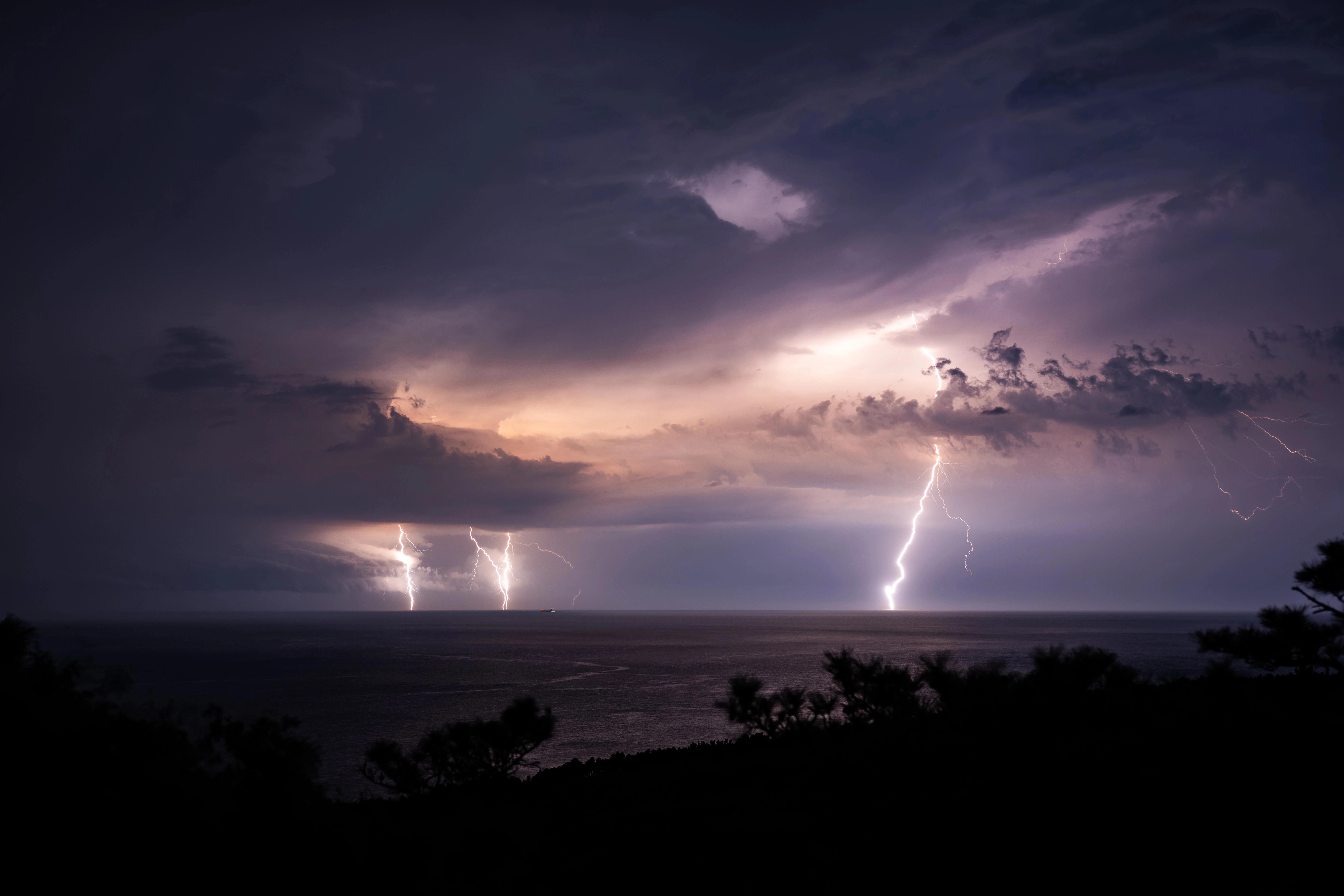 Tohle Česko dlouho nezažilo! Nebezpečné bouřky se blíží, čeká nás chaos a náhlé změny?