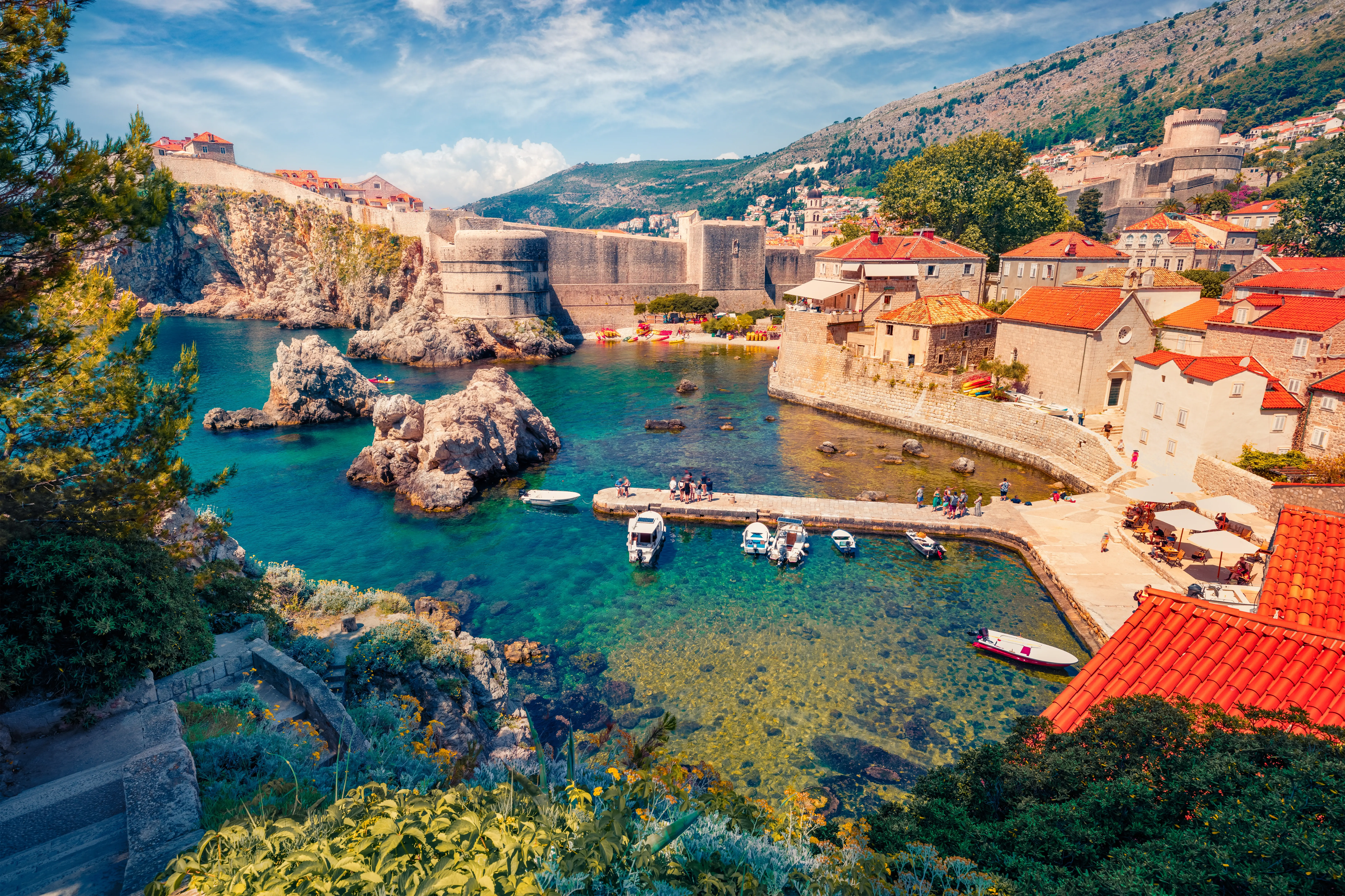 Výhled na staré město Dubrovník a přístav v Chorvatsku