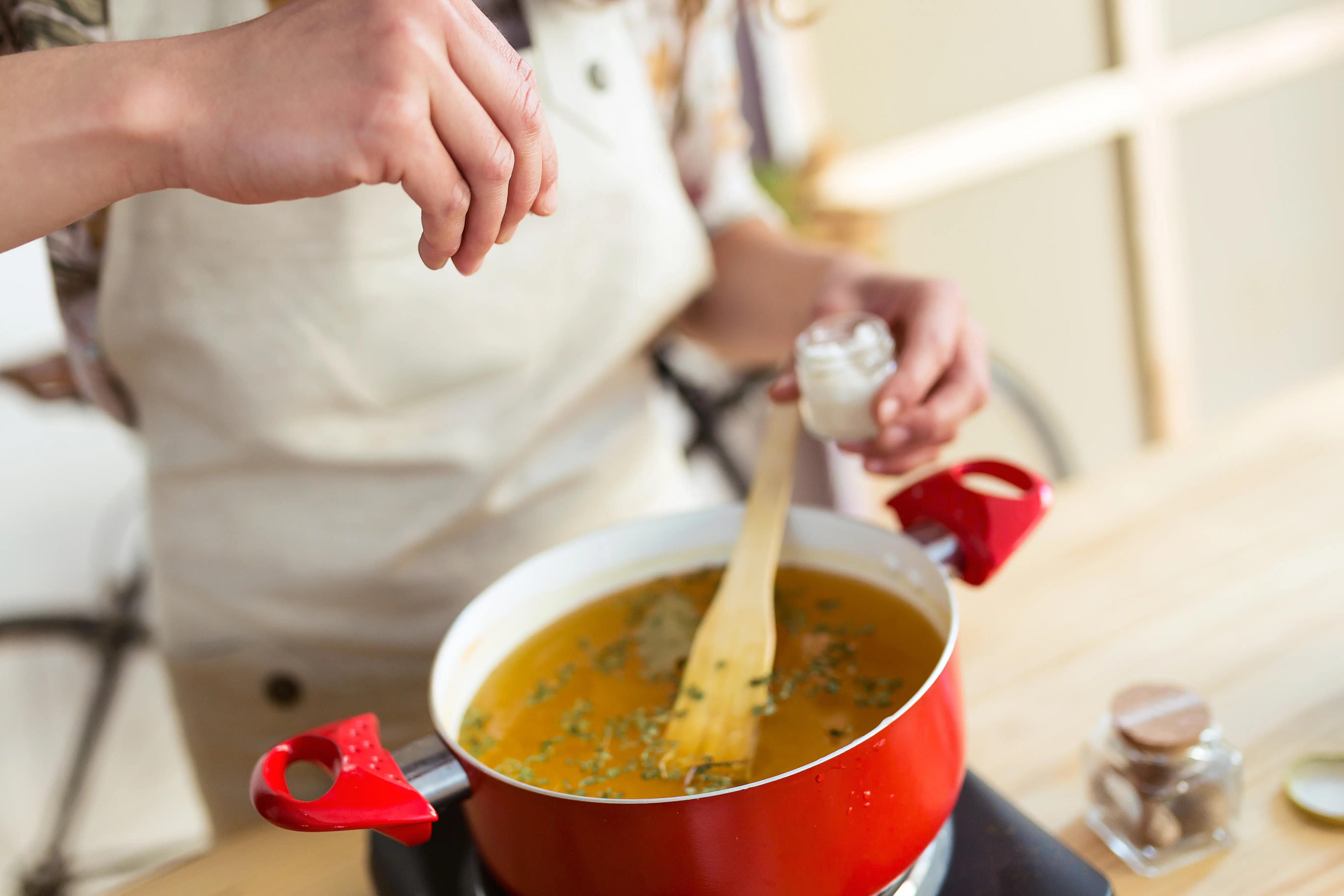 Talíř horké polévky se sypaným kořením